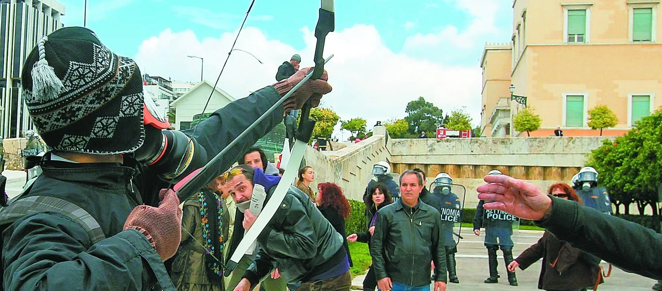 «Τοξοβόλος του Συντάγματος»: Από τη βράβευση του από την Μαρριέτα Γιαννάκου στην... τρομοκρατία
